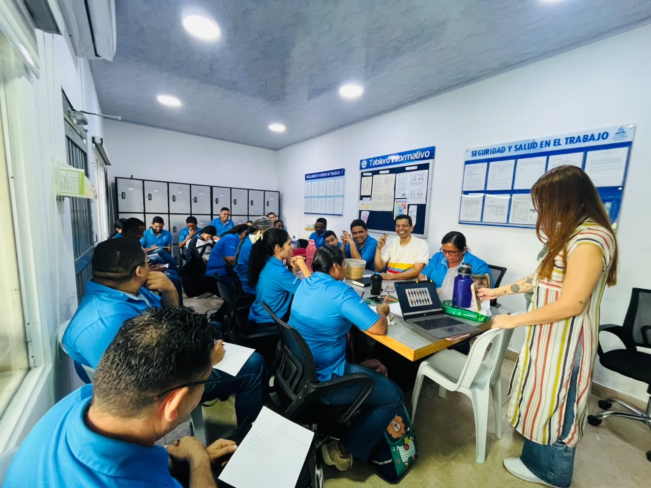 Personas trabajando juntas en un taller